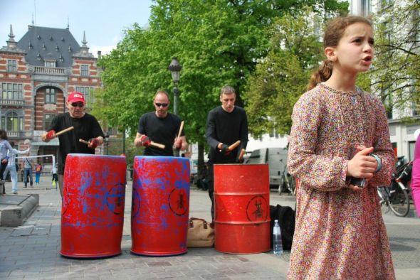 Arrivée à la place Anneessens avec concert du Rythme des Fourmis
